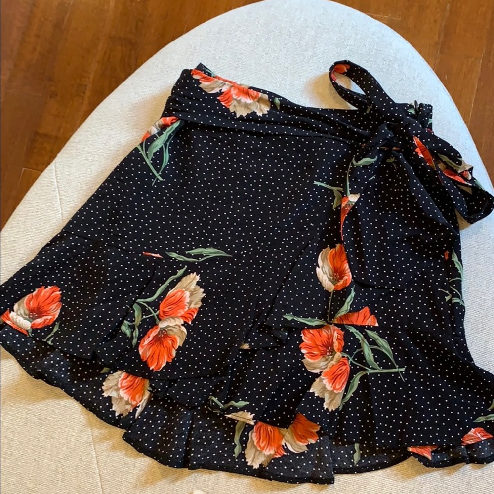 Women’s fun and flirty floral / dot mini skirt